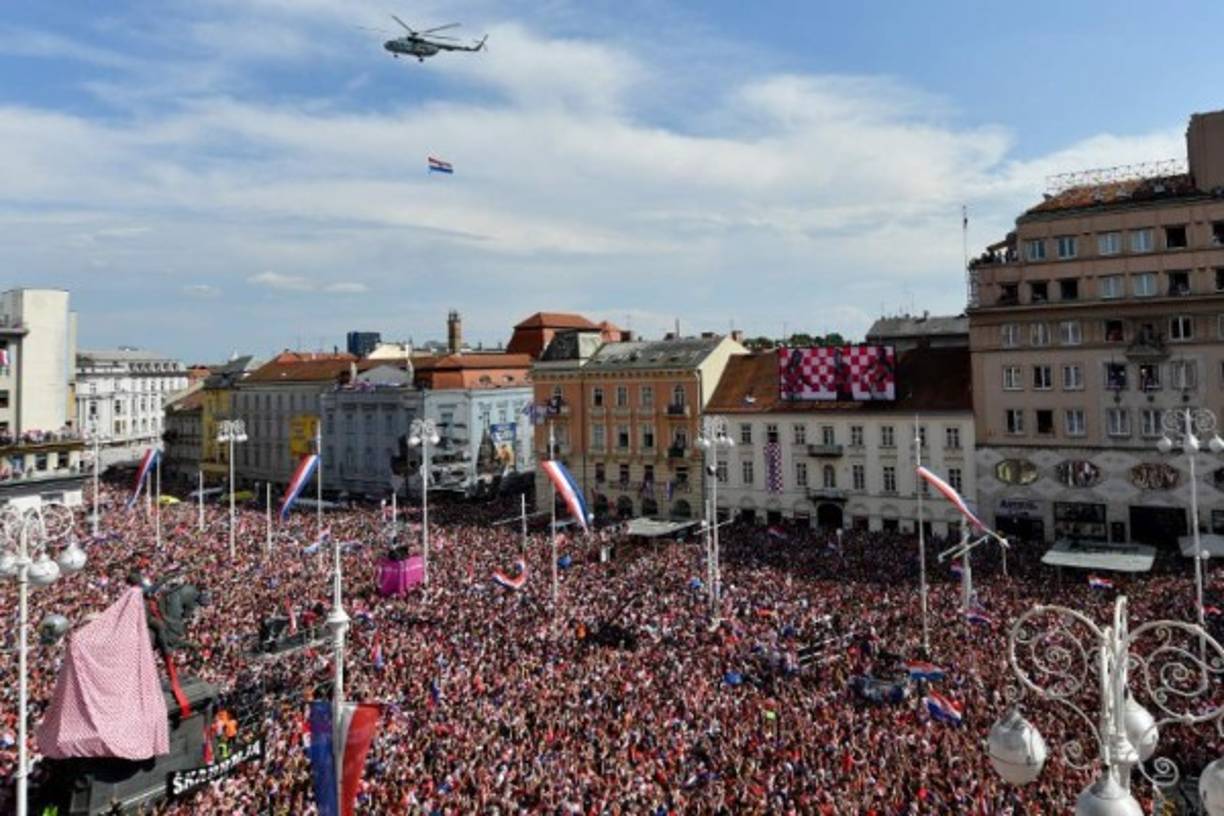 Una ciudad vestida de rojo y blanco: sin abandonar la euforia pese a la derrota en la final del Mundial el domingo ante Francia (4-2), Zagreb recibía este lunes a la selección nacional de fútbol, de regreso al país tras el histórico subcampeonato en Rusia-2018.<br/>Croatian media on July 16 hailed their team as heroes after the small country's historic success in reaching the World Cup final where France beat them 4-2. / AFP PHOTO / Andrej ISAKOVIC