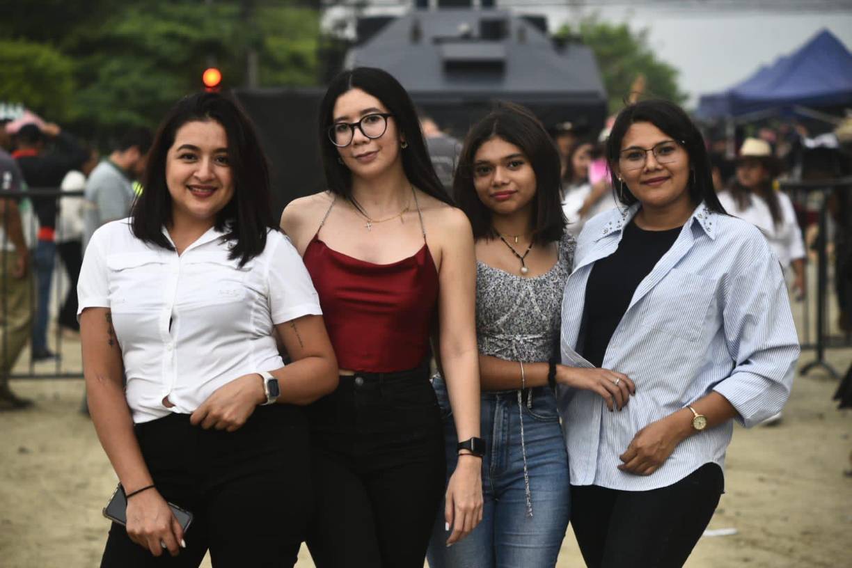 Hermosas mujeres se deleitaraan con el concierto de los artistas mexicanos. 