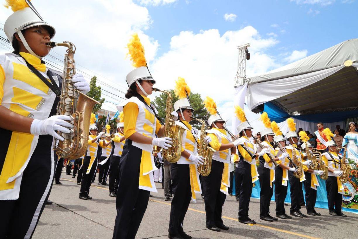 Fervor y amor patrio en los desfiles de La Ceiba