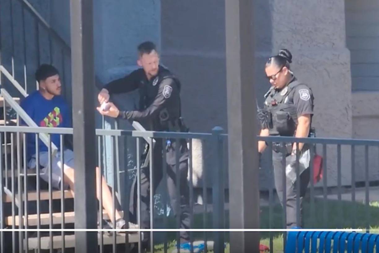 Los agentes de la Policía al entrar al departamento encontraron a tres mujeres malheridas a balazos, un hombre que no quedó lesionado tras la refriega y la pequeñita de dos años. 