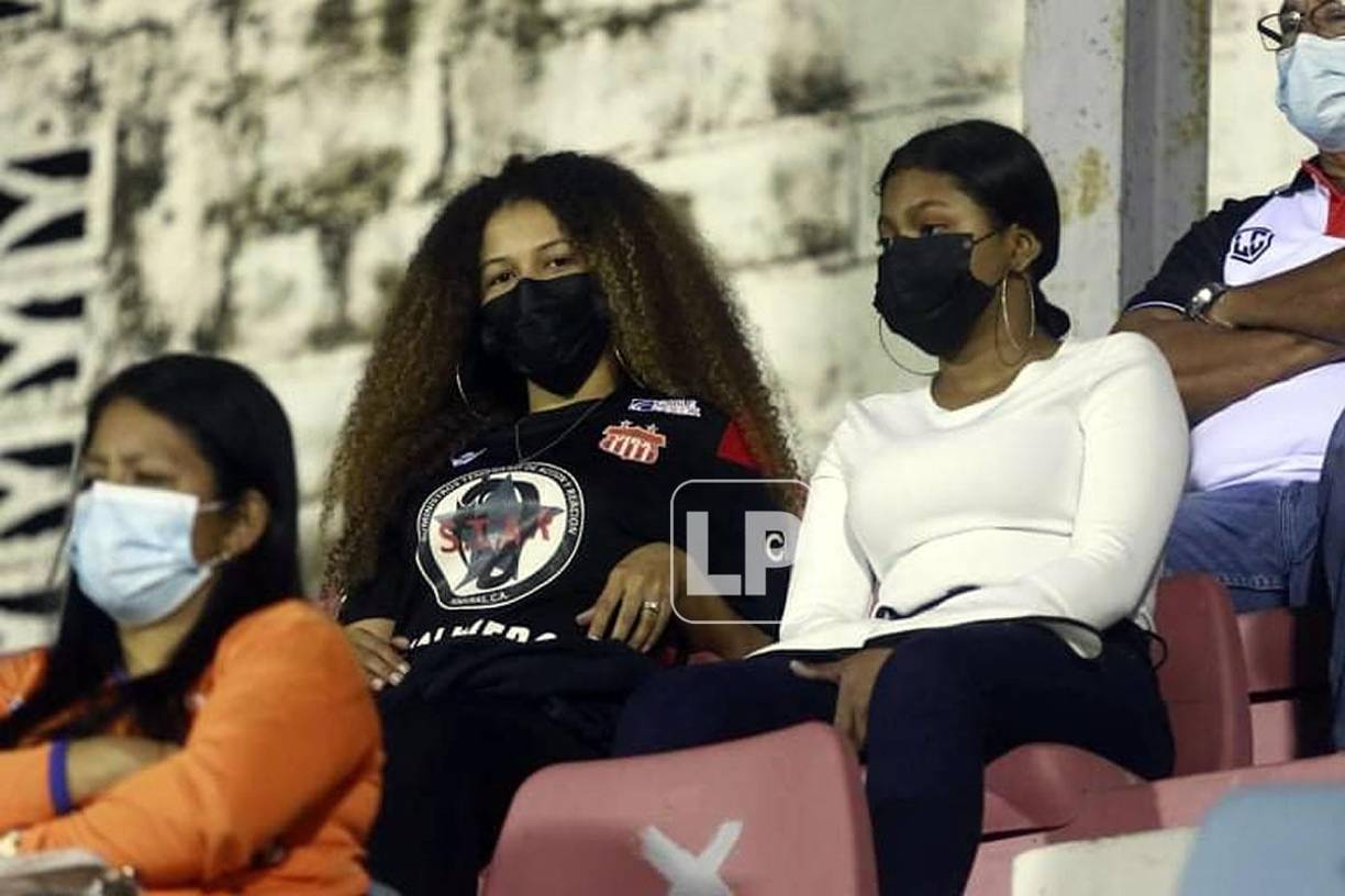 Aficionadas del Vida en las gradas del estadio Ceibeño.