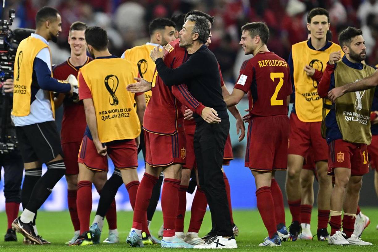 Luis Enrique se robó el show al final del partido. Primero empezó a celebrar con sus jugadores el gran triunfo.