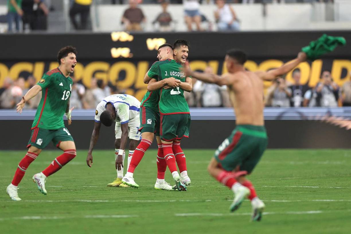 Los jugadores mexicanos celebrando la victoria tras el pitazo final del partido.