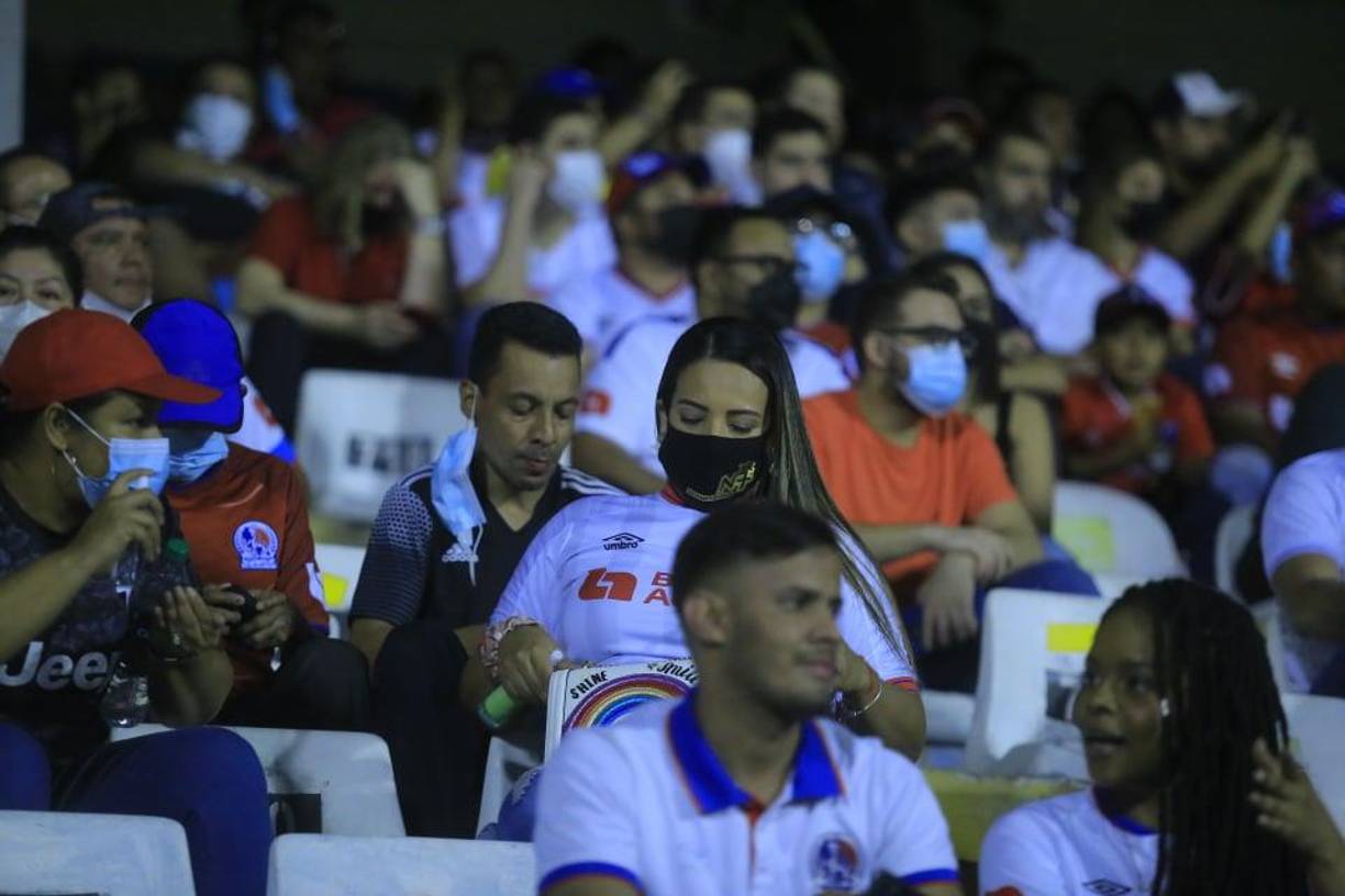 Bellas chicas, declaración de amor y una israelita: El ambiente del Olimpia - Motagua