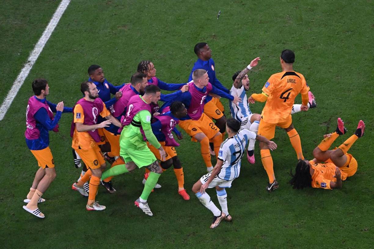 Leandro Paredes cayó al suelo tras el empujó de Virgil van Dijk.