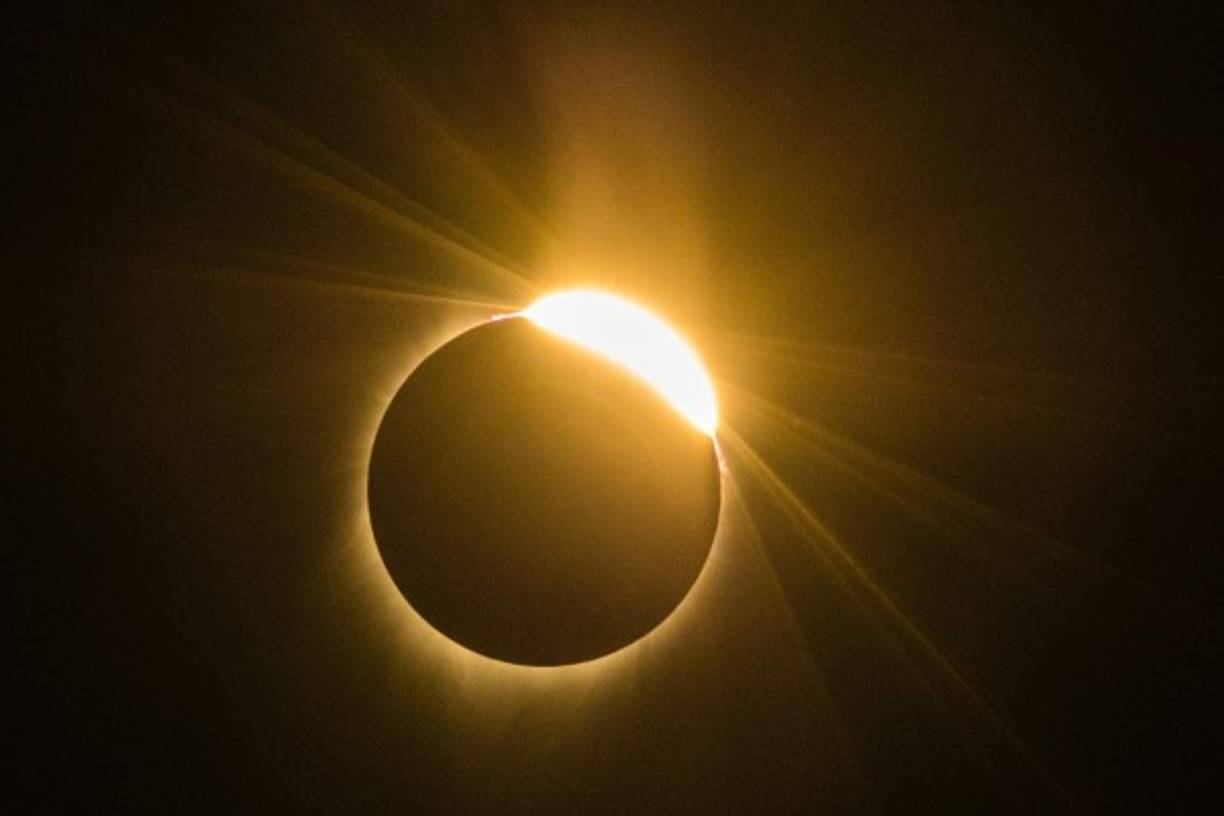 Durante más de 90 minutos, millones de personas admiraron el lunes extasiadas el 'gran eclipse' total de Sol, el primero en atravesar Estados Unidos en 99 años.