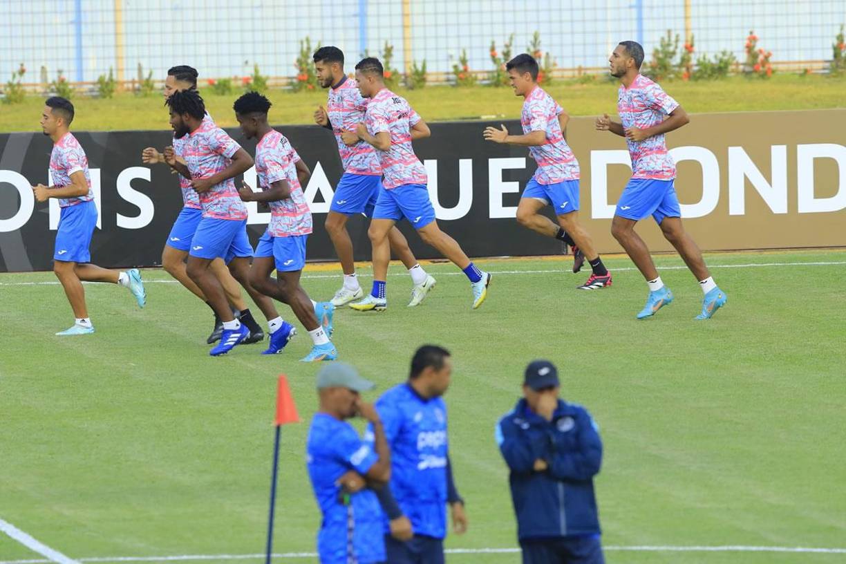 Los jugadores del Ciclón Azul primero hicieron un calentamiento en la cancha del estadio Olímpico.