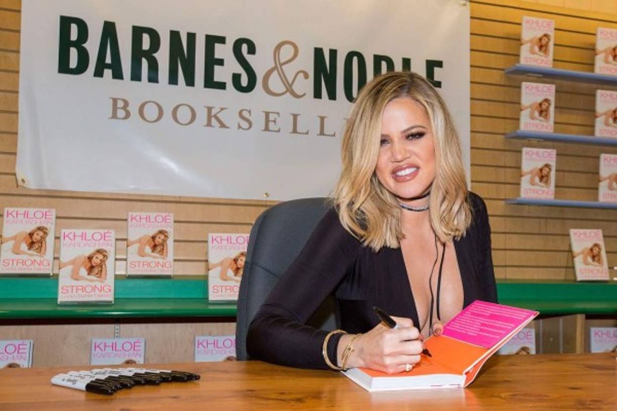 Para su libro posó muy seductoramente, recostada entre sábanas blancas con las cuales cubrió estratégicamente algunas zonas importantes de su cuerpo.