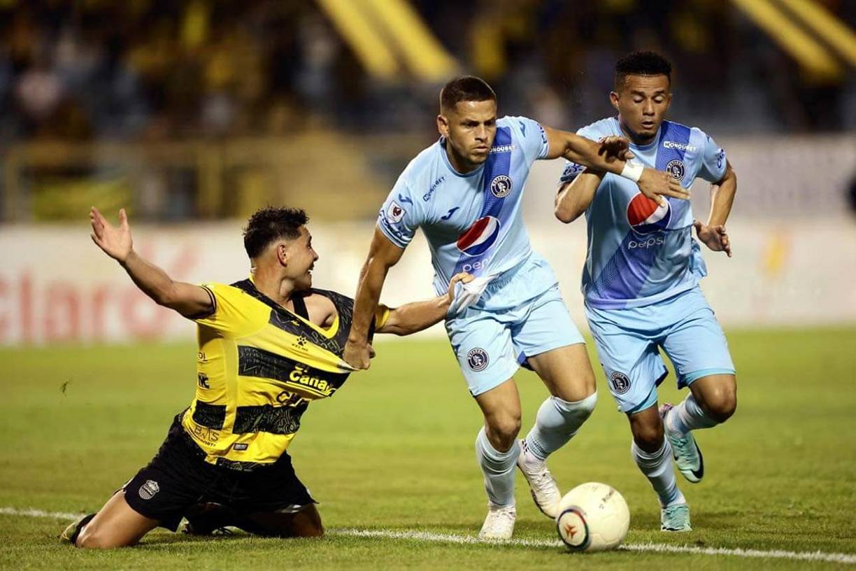 Jhow Benavídez pidió penal por este agarrón de camiseta por parte de Raúl Marcelo Santos. El árbitro no pitó nada.
