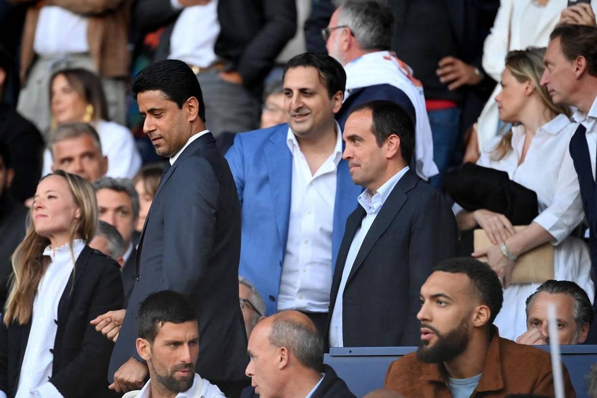 Nasser Al-Khelaïfi, presidente del PSG, llegando al palco del Parque de los Príncipes para presenciar el partido.