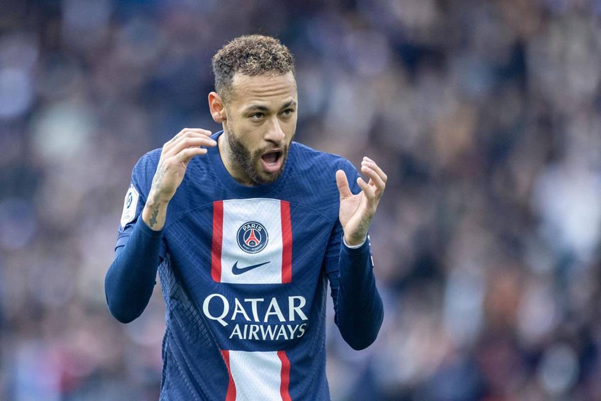 Neymar - El crack brasileño ha concedido una entrevista a Band Sport donde confiesa que le gustaría volver a Santos en un futuro: “La vida de un futbolista es muy dinámica. A veces estás en un sitio y luego cambia. Claro que sueño con volver a jugar en Brasil, sueño con volver a jugar en el Santos. Espero que pueda suceder algún día. El fútbol está lleno de sorpresas”.