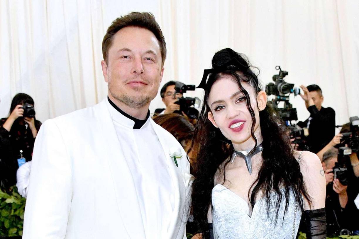 Posteriormente, Musk anunció una relación con la cantante canadiense Claire Elise Boucher, mejor conocida como Grimes, madre de sus tres hijos menores, que han llamado la atención por sus particulares nombres.