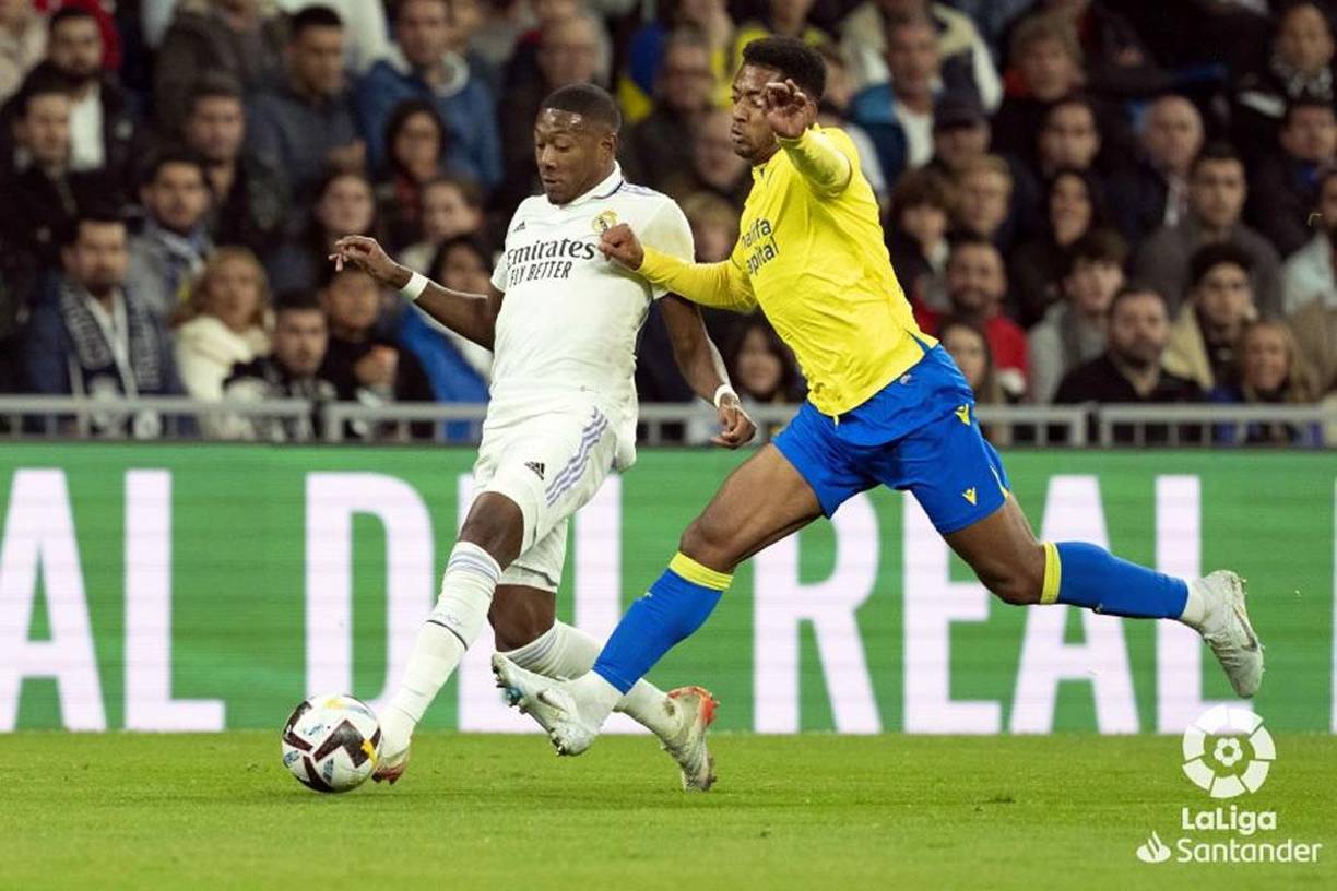 ‘Choco‘ Lozano marcando al austríaco David Alaba, otro jugador que recibió tarjeta amarilla por una falta contra el catracho.