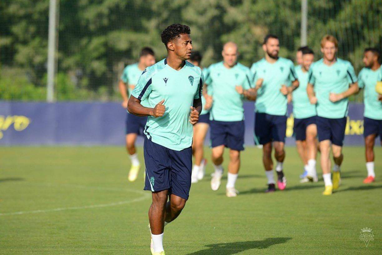 Según reportes de diversos medios de España, Choco Lozano habría llegado a un acuerdo con el Getafe para jugar con dicho club en la próxima campaña. Ante la noticia, la afición del club amarillo explotó.