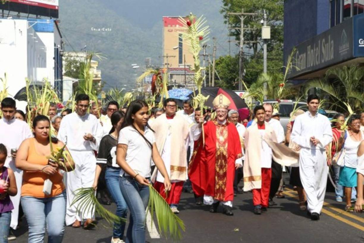 Monseñor Ángel Garachana encabezó la procesión del Domingo de Ramos en San Pedro Sula.
