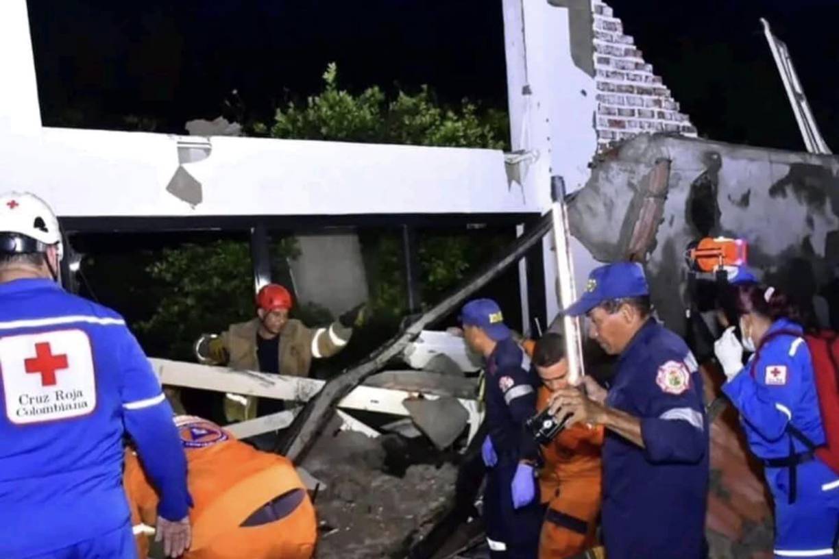 El techo de un salón colapsó sobre los asistentes al evento.