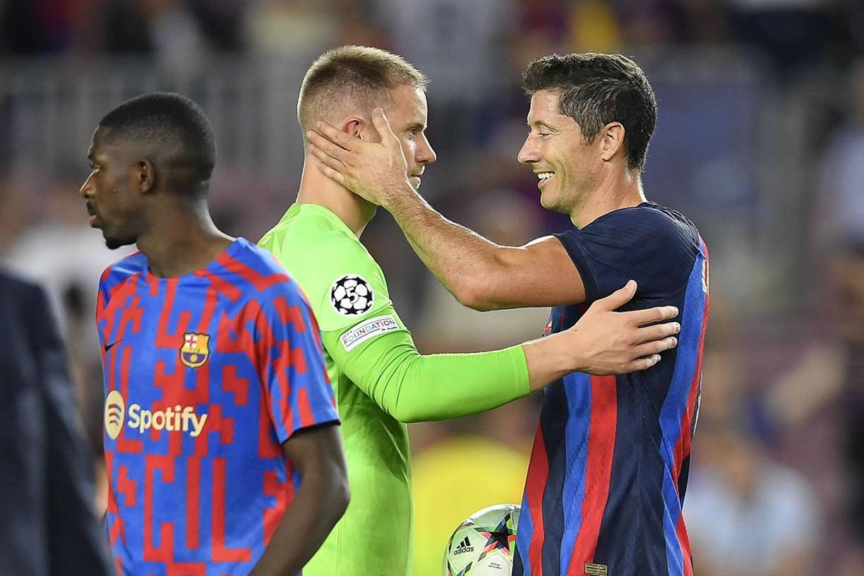 Robert Lewandowski fue felicitado por Marc-André ter Stegen.