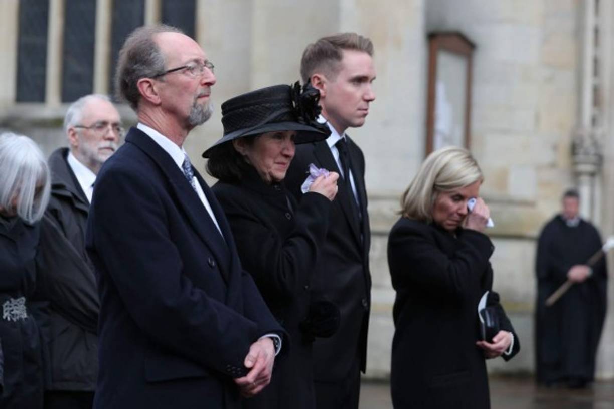 Familiares y amigos de Hawking durante las honras fúnebres del científico.