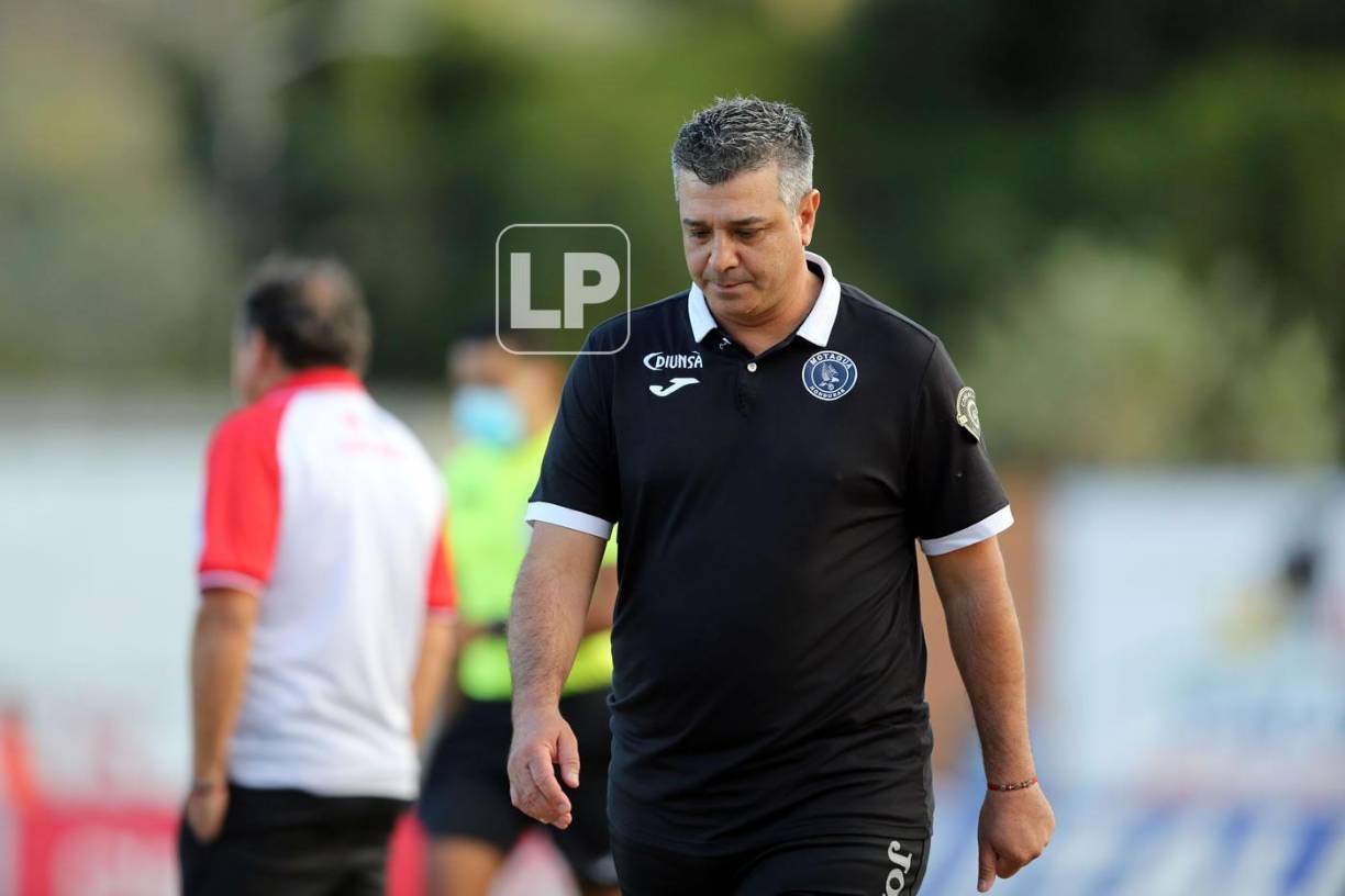 Diego Vázquez, cabizbajo. El Motagua suma ocho partidos sin ganar tras empatar ante el Vida.