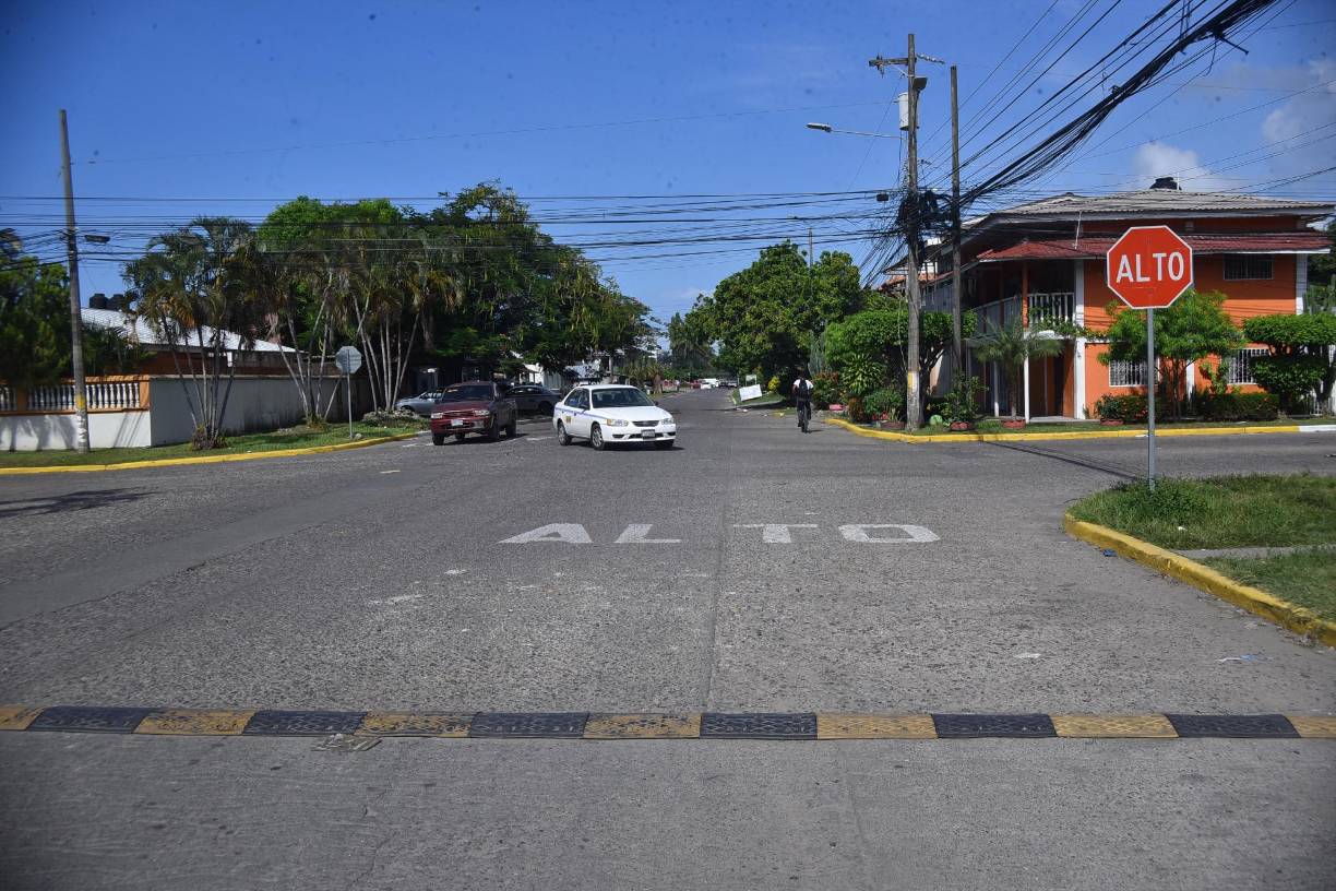 La intersección de la avenida José Cecilio del Valle y la calle 13 del barrio Independencia en La Ceiba es otro punto caliente en donde se reportan constantemente colisiones viales. El comité vial municipal ha tenido que colocar reductores de velocidad para bajar los altos índices de colisiones. 