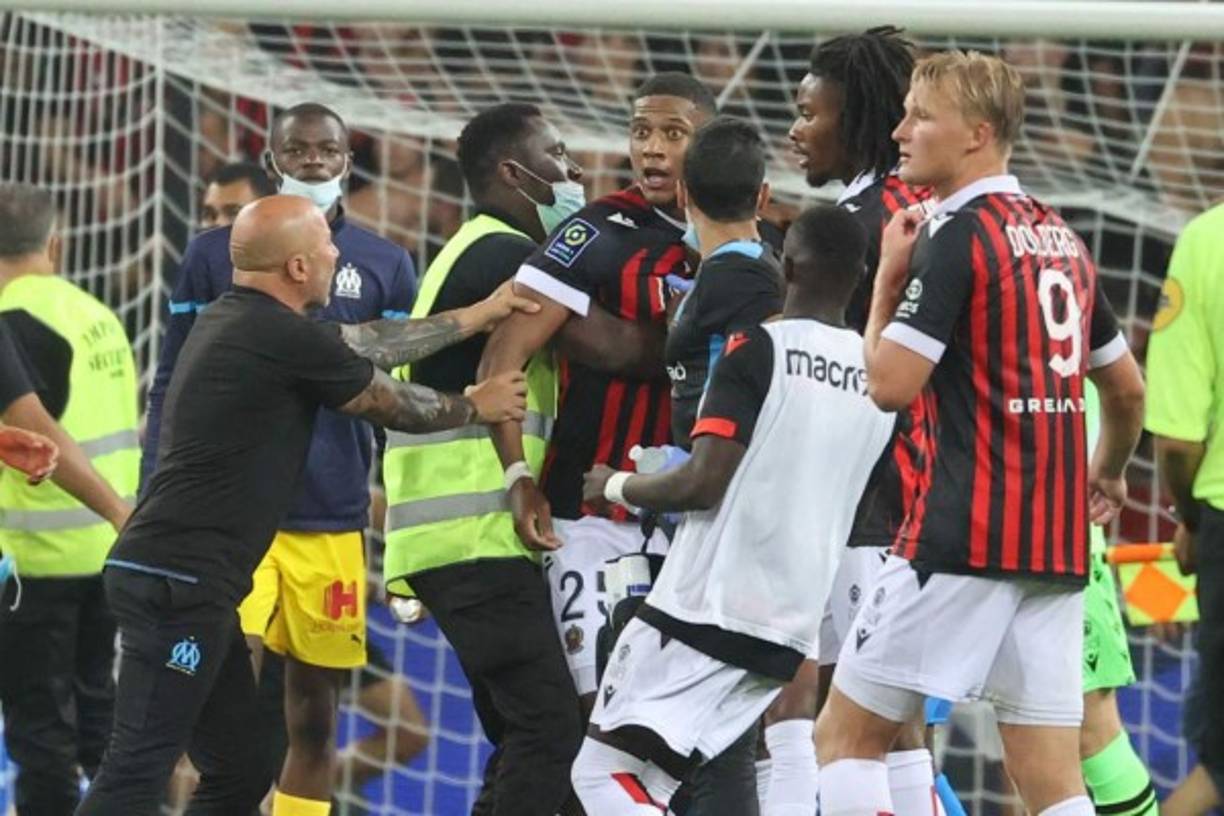 Jean-Clair Todibo, el exjugador del Barcelona, estaba desquiciado y se enfrentó con jugadores del Marsella en el zafarrancho. Jorge Sampaoli intentando calmarlo.