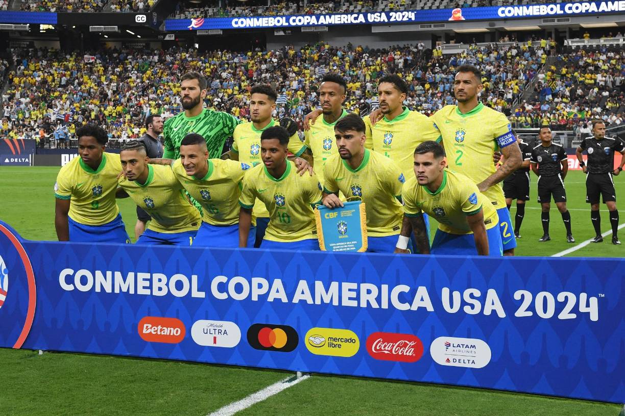 2. Brasil es el segundo equipo con más títulos, ya que posee cinco Mundiales, nueve Copas América, cuatro Confederaciones y dos Panamericanos. En total son 20 trofeos. 