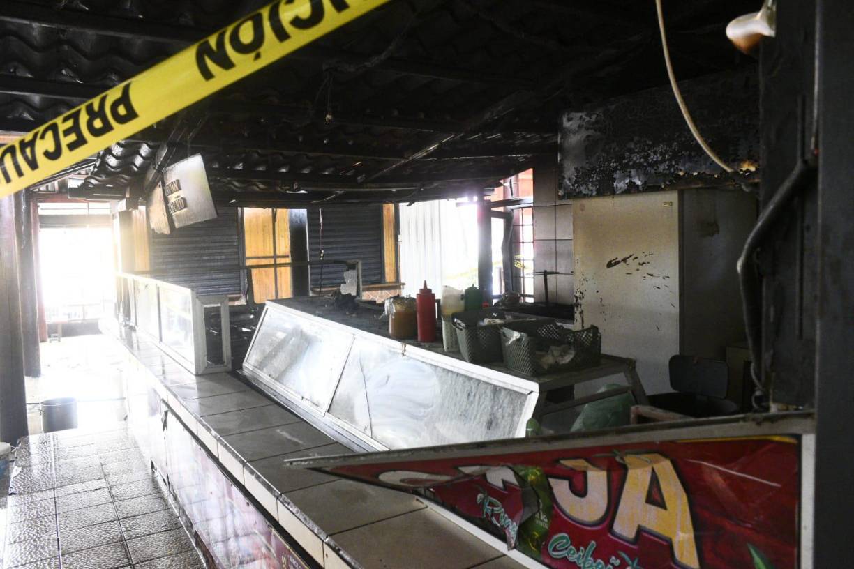 En dicha plaza funcionan diversos puestos de comida, en los que se sirve desayunos y almuerzos típicos. 