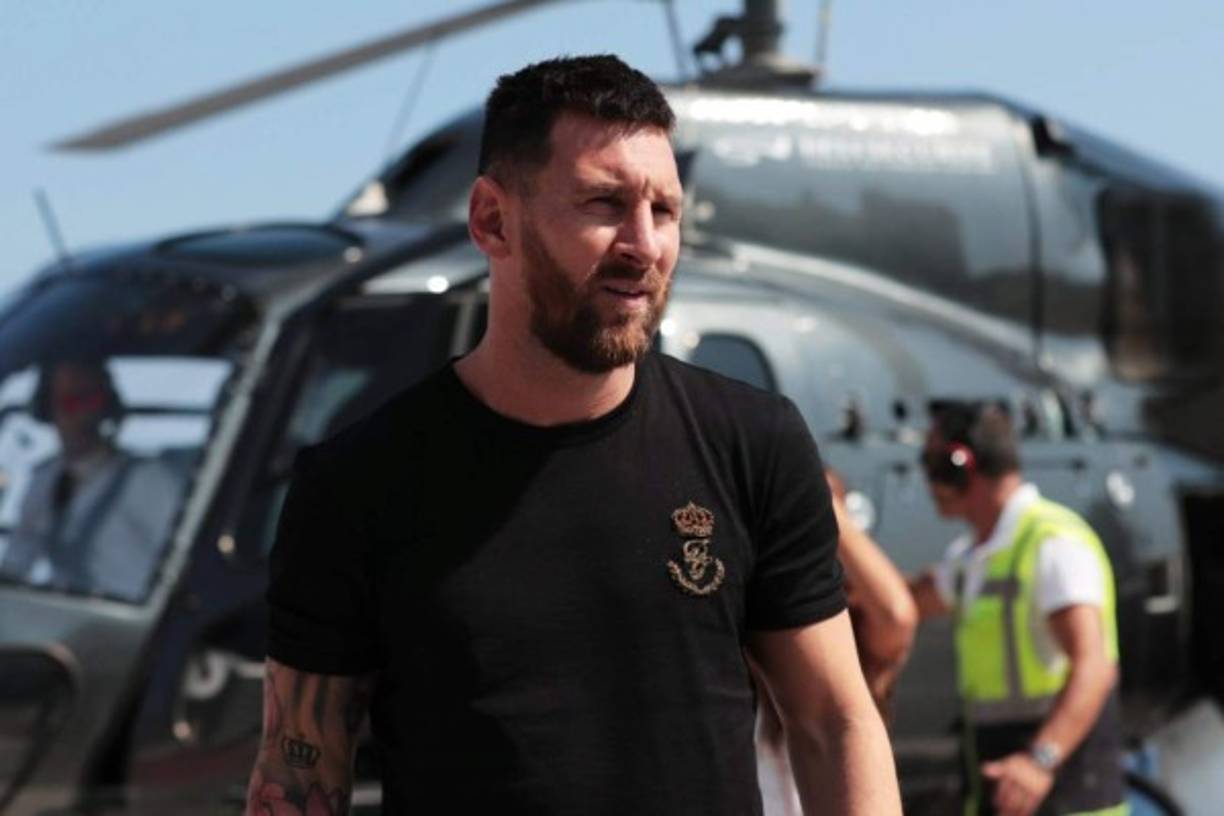 Lionel Messi tras bajarse del helicóptero que lo transportó a Mónaco.