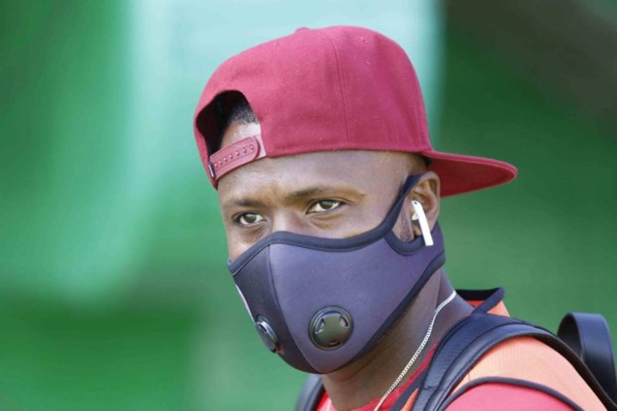 Así llegó Yustin Arboleda con mascarilla al estadio Excélsior.