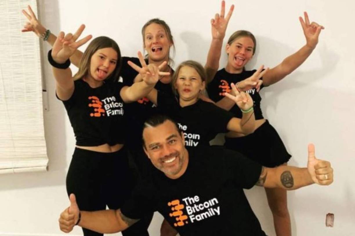 El hombre relata que ha inculcado la cultura del ahorro en criptomonedas a sus hijas y que este es el futuro financiero de la humanidad.