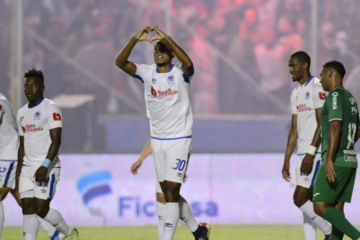 El festejo de Eddie Hernández tras su gol en los últimos minutos del partido.
