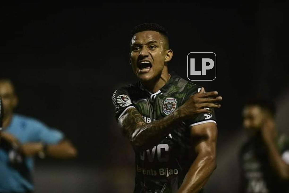 La furia de Luis Garrido contra uno de los árbitros asistentes.