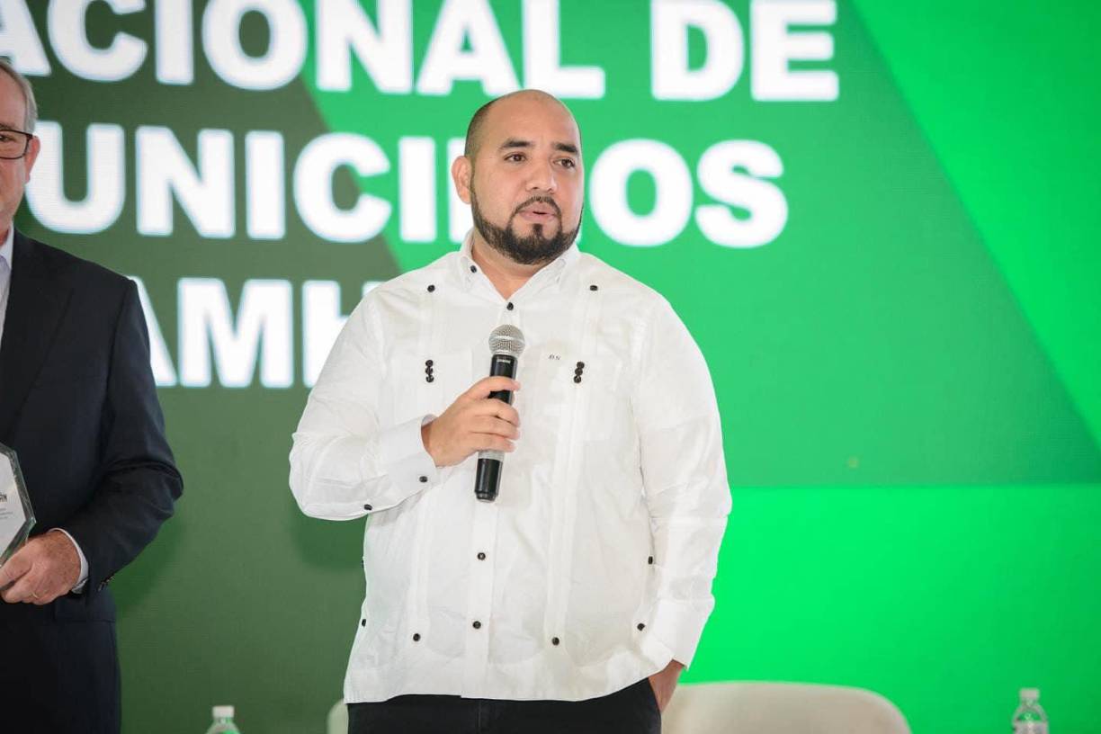 La enseñanza básica establece que los ríos nacen en zonas altas, como montañas, y descienden hacia el mar o cuerpos de agua más bajos, siguiendo la pendiente del terreno.