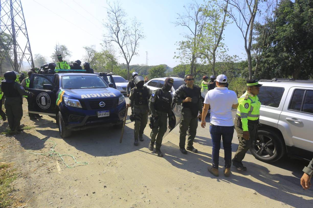  “Estamos conscientes de la angustia y la necesidad de estas personas, pero lastimosamente no pueden estar acá, es una zona protegida”, añadió.