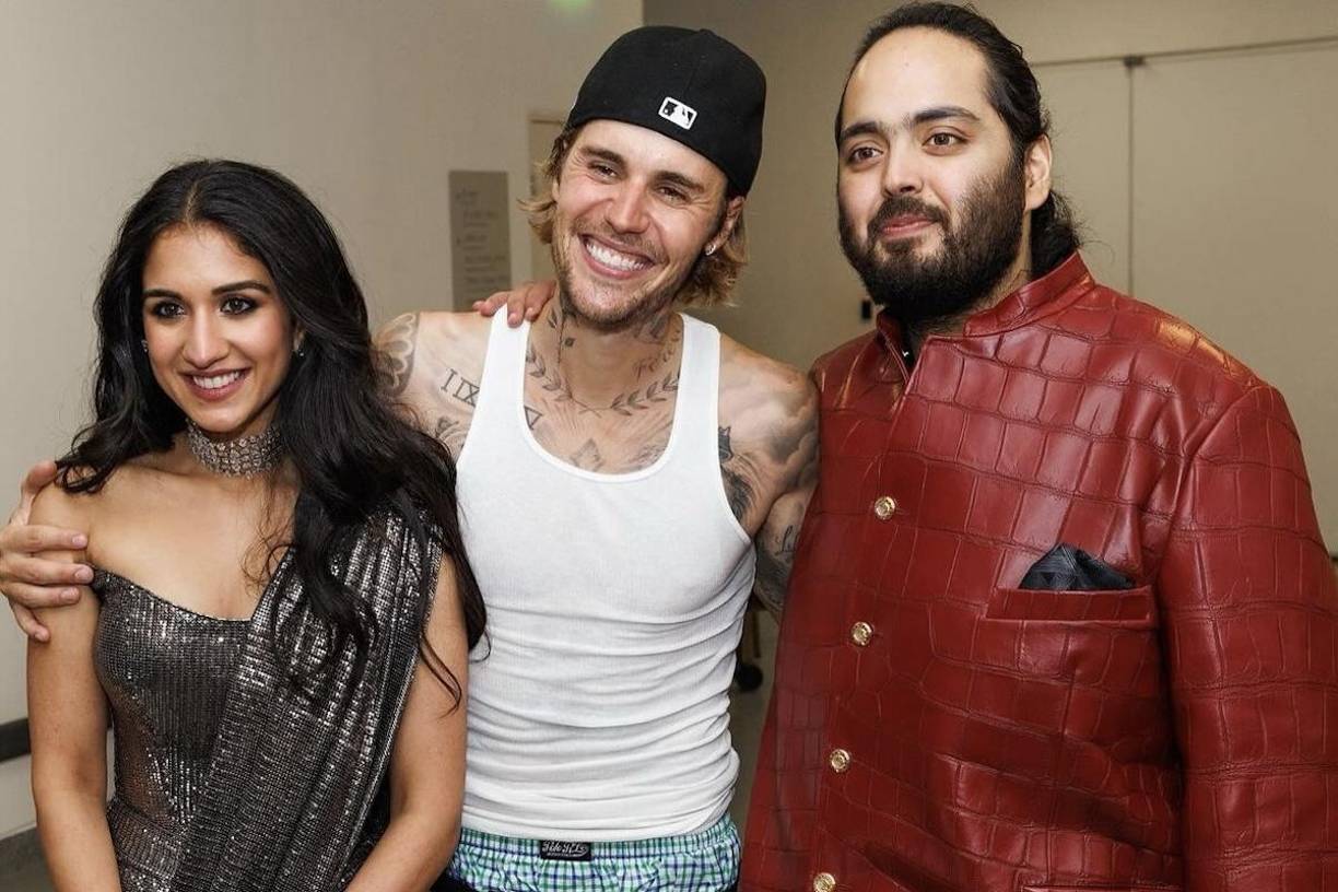 Las apuestas de la prensa rosa del país son altas después de que Justin Bieber actuase en la ceremonia Sangeet el 5 de julio pasado, una recepción prematrimonial muy esperada en las bodas de la capital de Bollywood, dedicada a la música y el baile, en la que los novios, junto con todos sus amigos y familiares más cercanos, se suben al escenario con espléndidas coreografías.