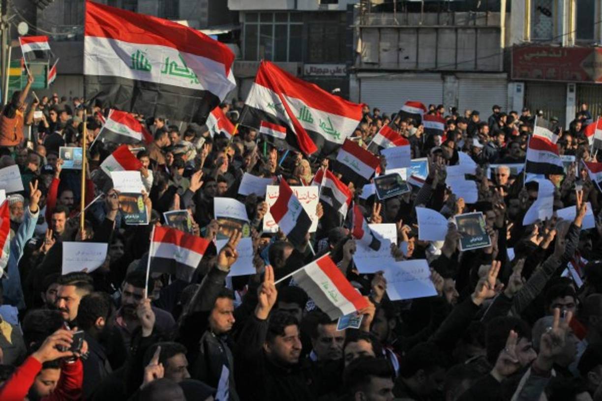 Irak entre la parálisis política y la crisis.<br/><br/>Irak vivió un año de parálisis gubernamental y fragmentación política tras las primeras elecciones parlamentarias desde la derrota del Estado Islámico (EI), un complicado panorama entre la crisis que arrastra tras mucho tiempo de guerra.<br/><br/><br/>El año 2018 deja para Irak la imagen de un país destrozado por las guerras y las tensiones sectarias, pese a la estabilidad y seguridad dibujada en el país tras la derrota militar de los extremistas el 9 de diciembre de 2017. Aquel día, el entonces primer ministro, Haidar al Abadi, se proclamó como el líder que salvó al pueblo iraquí de “las garras del terrorismo”, aunque cinco meses después recibió un batacazo electoral que le dejó fuera del juego.