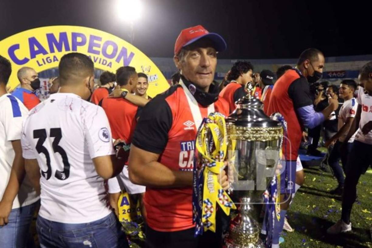 Minutos después del final del partido, Pedro Troglio llegó al estadio y celebró con sus jugadores y con la Copa del tricampeonato del Olimpia.