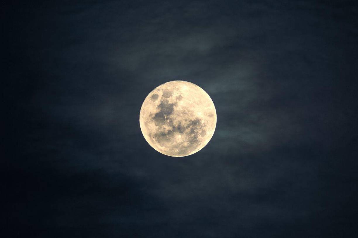 Los investigadores han utilizado cristales traídos de la Luna por los astronautas del Apolo en 1972 para calcular el momento de la formación lunar.