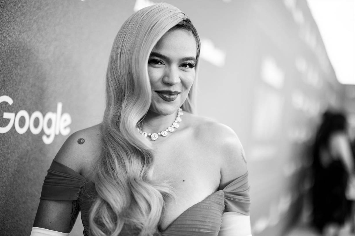 Karol G se robó las miradas con este vestido con escote de corazón. 