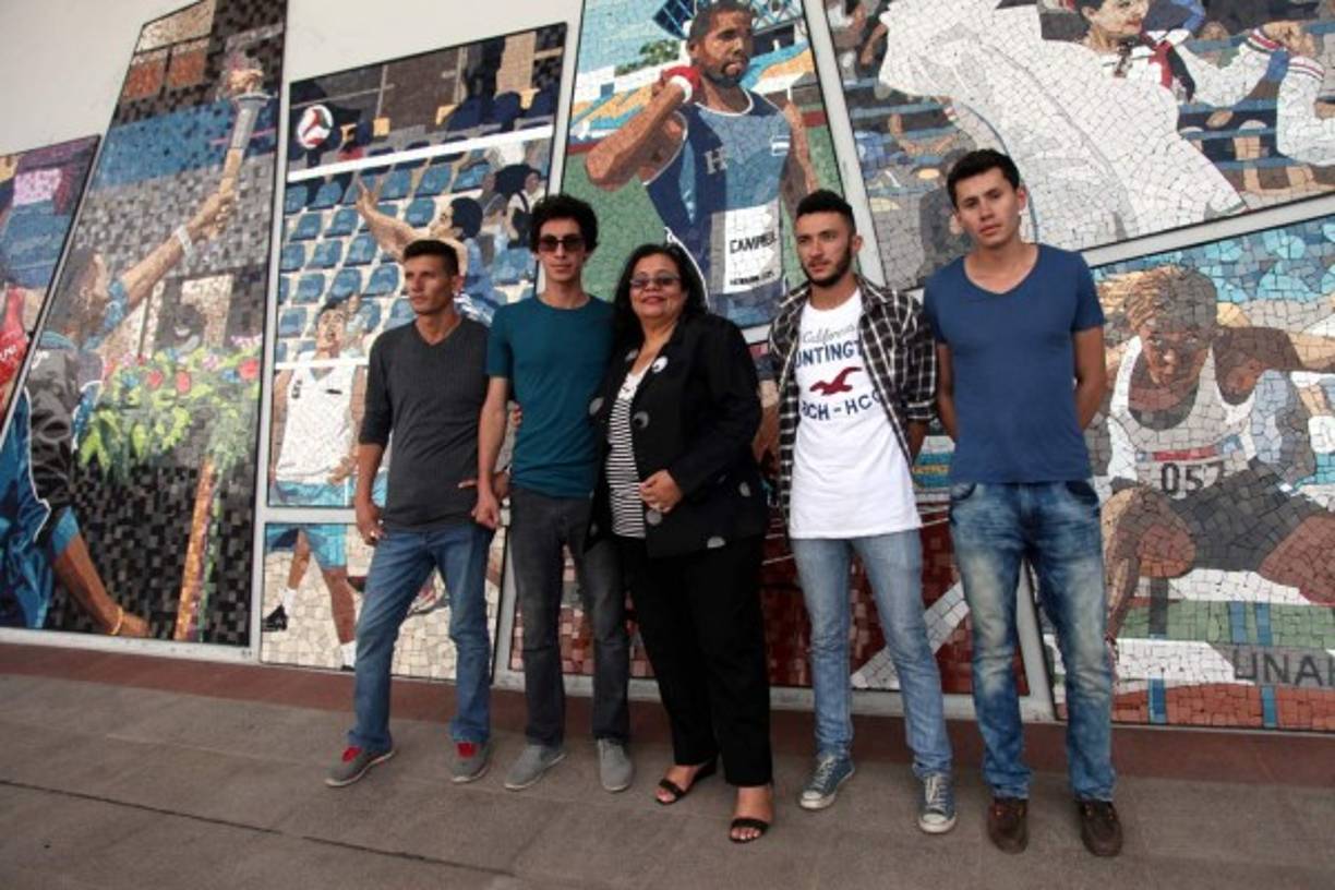 La rectora de la Unah, Julieta Castellanos, se muestra orgullosa.