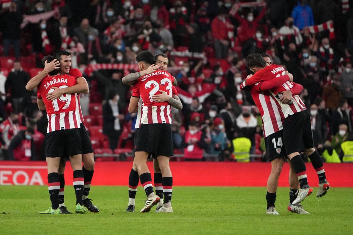 Jugadores del Athletic Club de Bilbao festejando al final del partido.