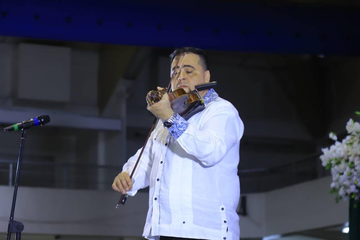 El violinista hondureño Ángel Ríos se ha sumado a la larga lista de artistas hondureños que estarán presentes en el homenaje. 