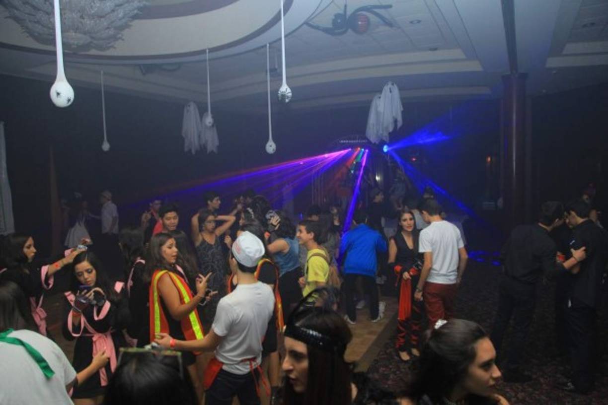 Pista llena Los jovencitos bailaron hasta el cansancio en esa noche de disfraces.