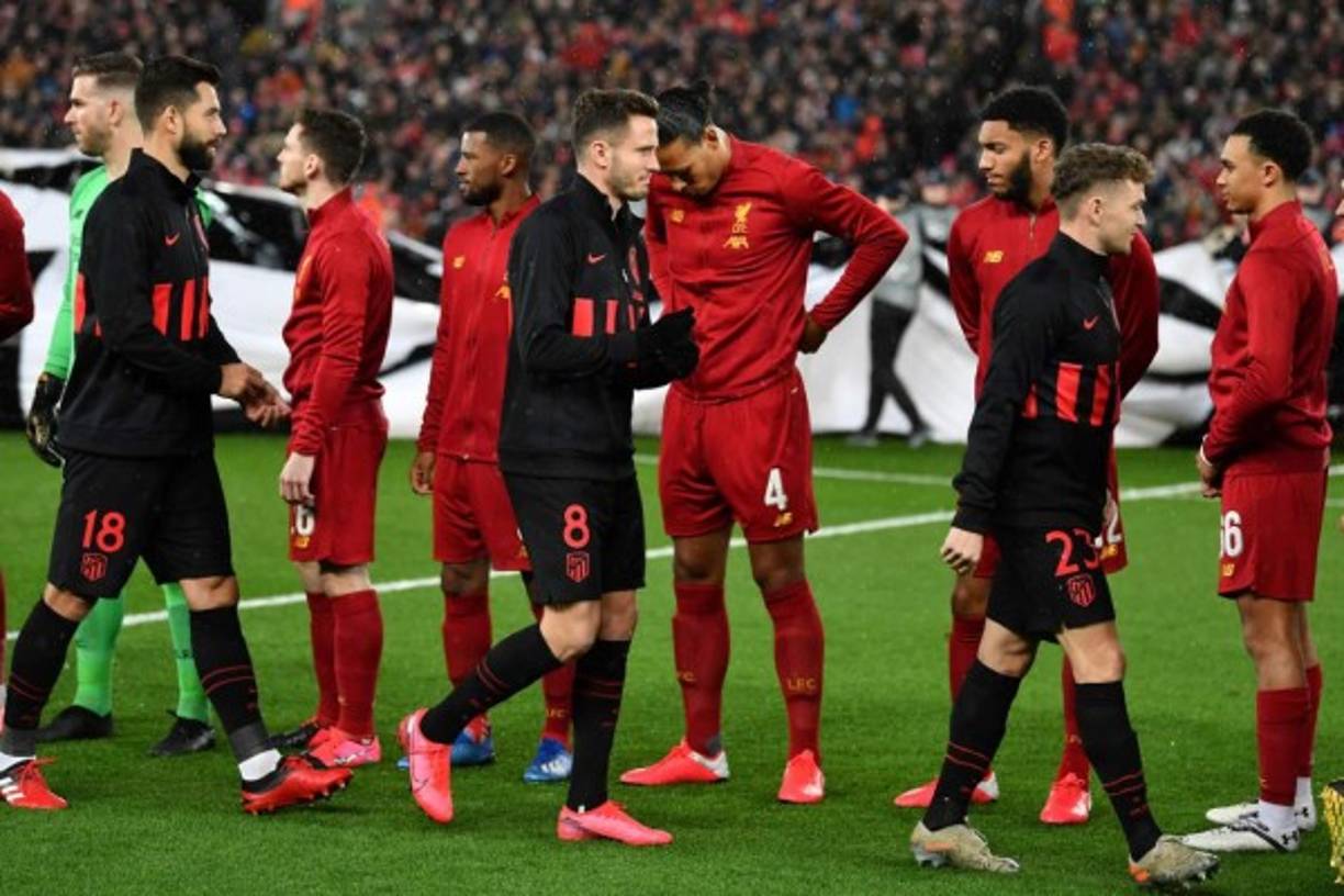 Los jugadores del Liverpool y Atlético solo se saludaron con la mirada. No se dieron la mano y ni con los codos.