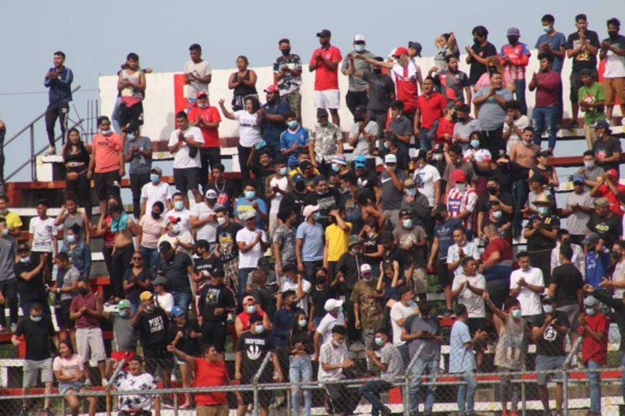 La afición llegó al estadio Francisco Martínez para presenciar el Real Sociedad vs Olimpia que finalizó con triunfo de 3-0 de los albos.