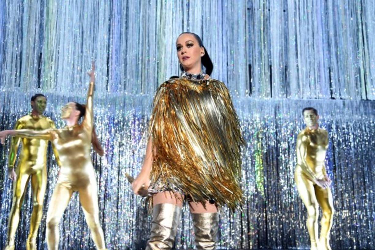 La estrella lució un vestido dorado al estilo años 80.