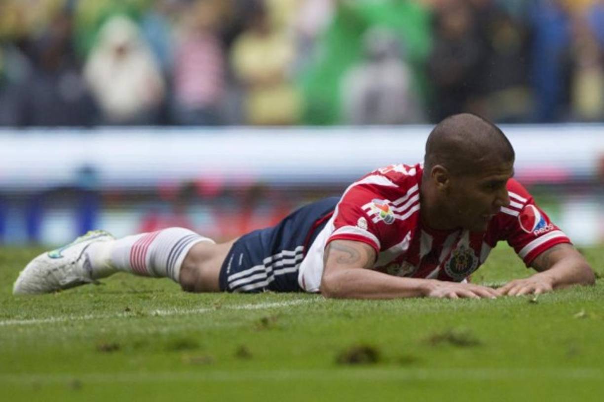 El defensor mexicano Carlos Salcido también se vio envuelto en un escándalo con un travesti. Yamite afirmó que tuvo un encuentro con el defensor en una fiesta en 2010 que generó la sanción de 13 jugadores por la fiesta con servidoras sexuales.