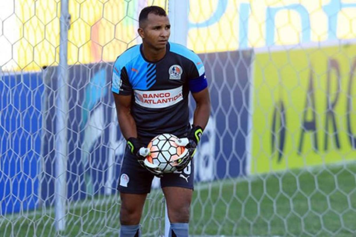 El portero Donis Escober cumplirá su contrato con el Olimpia tras la negativa de la directiva merengue de rescindirlo. El guardameta ha sido relegado al banco de suplentes.