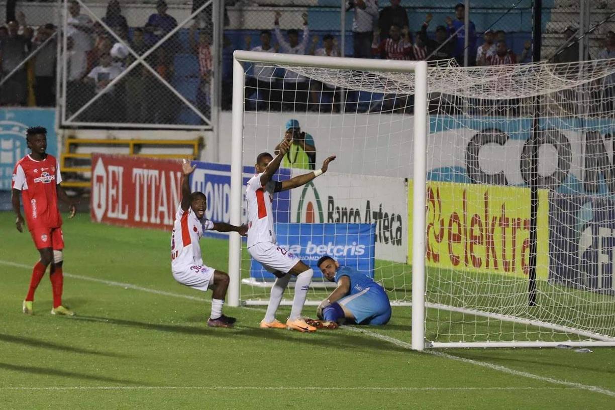 Jerry Bengtson y Edwin Solano Solano pidiendo el gol, pero el línea no lo validó.