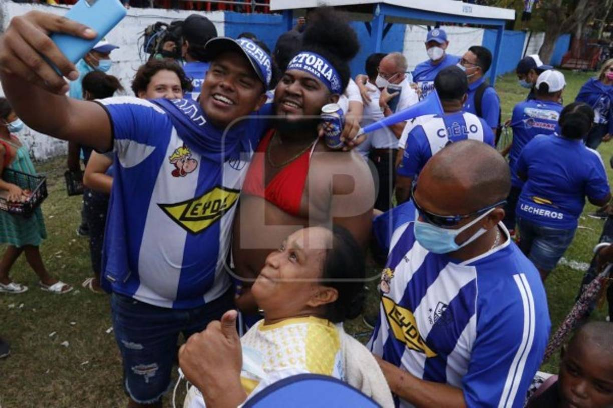 La More había prometido que si el Victoria lograba el ascenso iba a festejar en traje de baño y finalmente cumplió..